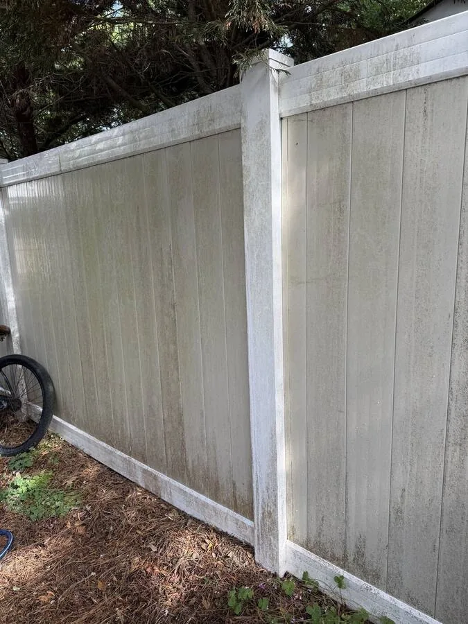 Vinyl fence with mildew before treatment